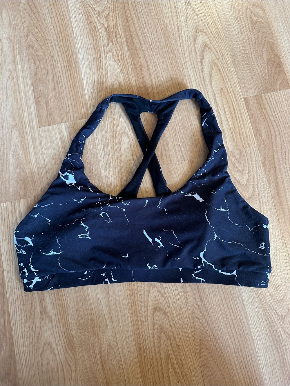 SHEIN Black Marble-Accent Crossback Sports Bra